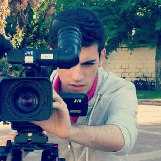 Estudiante de Comunicación audiovisual y amante de la fotografía. De la hermandad de Vera-Cruz. Experto en reirme y perder el tiempo.