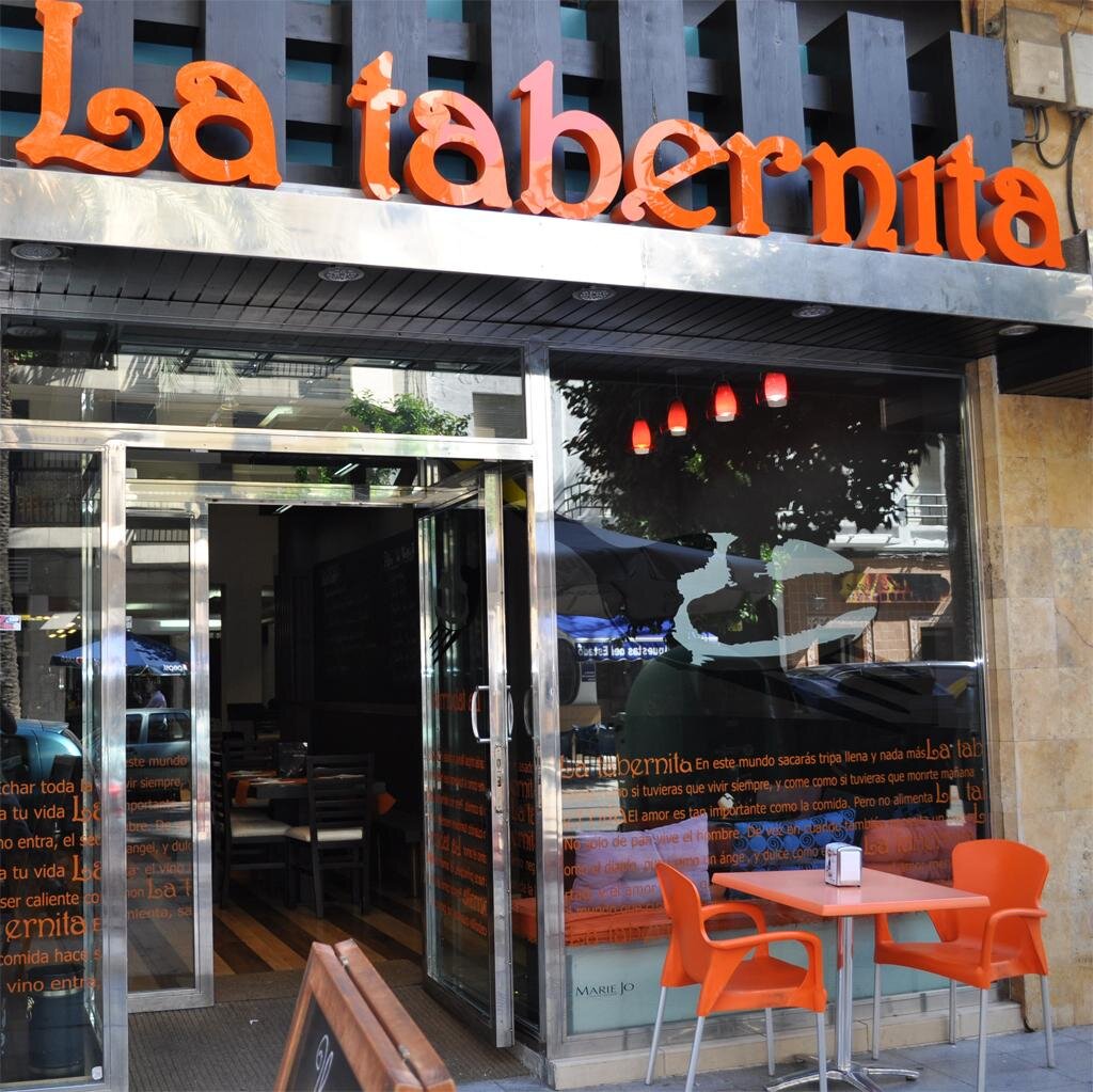 La Tabernita es tu lugar en Huelva para tapear, una comida informal o una reunión de la familia y amigos.
Gran selección y rotacion de vinos por copa.