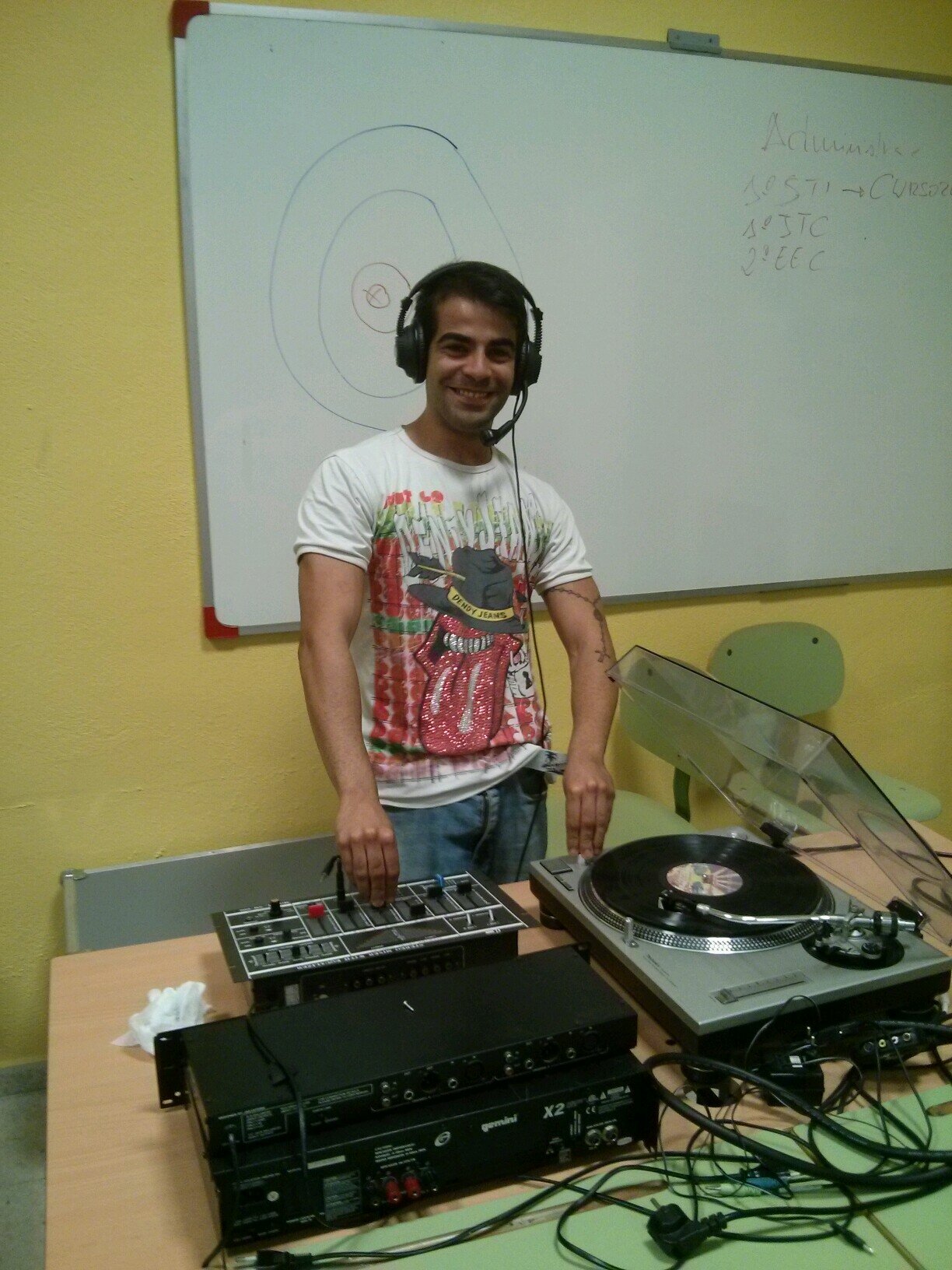 FelipeConection's profile picture. La vida es tan dificil que lo entiendo, a veces ser honrado es mear contra el viento