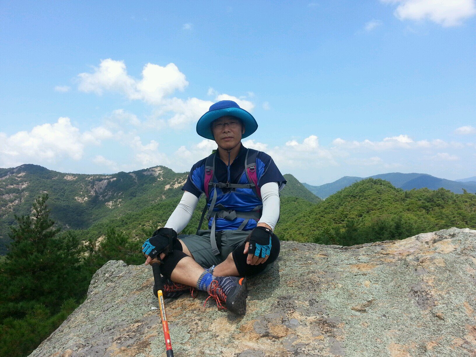 조용한 산과 길을 좋아하는 사람 입니다.