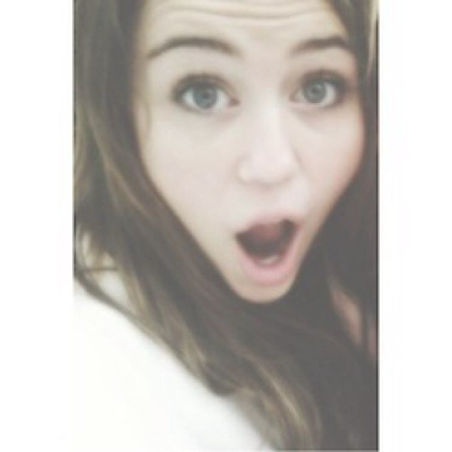 İ have just gived you a free follow please follow back @biebzlovesmiley love u all xx