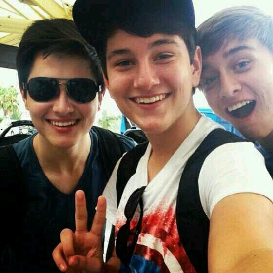 hi! you just got a free follow! =) pleaaase!! pretty please, follow ⇨ @BYEchloeee_ ⇦ thank youu!