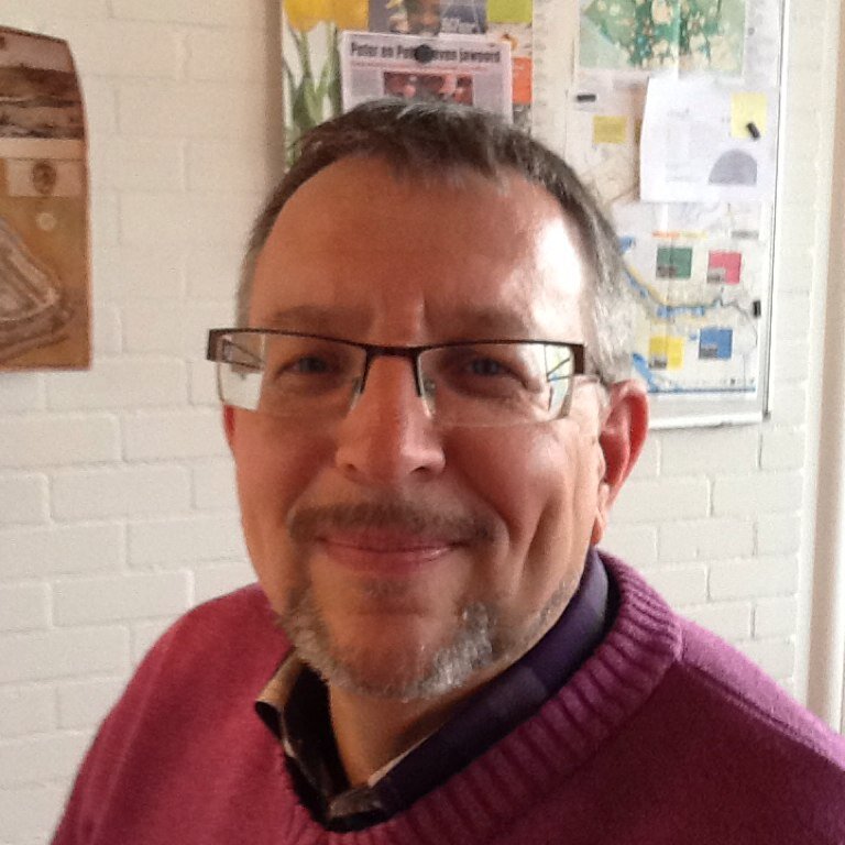 Raadslid PvdA Schiedam. Getrouwd met (ook) Peter.