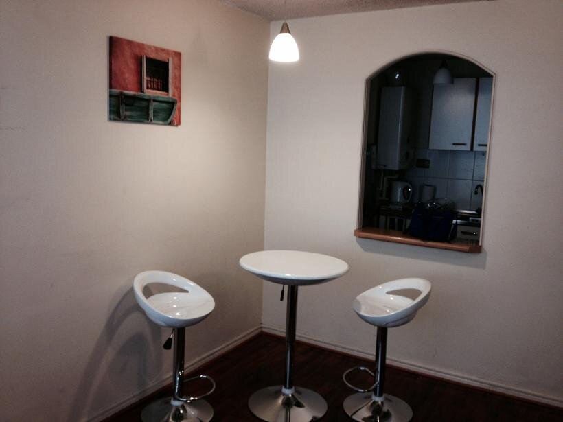 ofrece arriendo de departamentos full equipados, para fines domésticos, turísticos o para empresas, todos ubicados en el casco histórico, del centro de Santiago