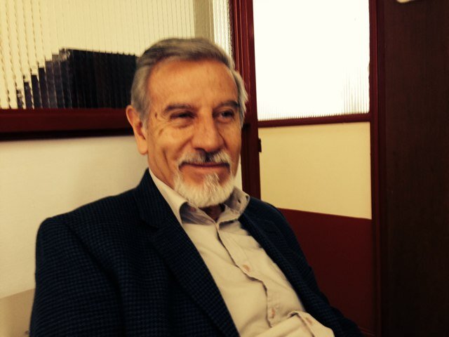 Originario y residente del D.F. Médico neurocirujano. Director de centro de atención de personas con discapacidad mental y física.