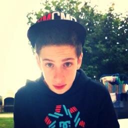 Coucou bandes de nouilles. Je suis un homme.
