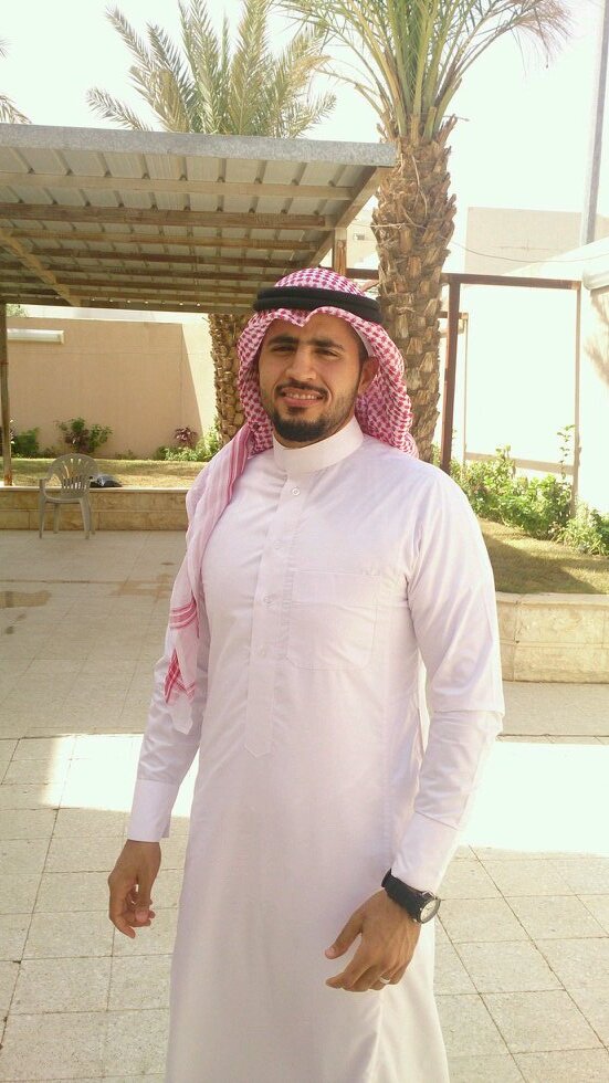 تركت الدراسة بسن 13 وعاشرت قسوة الحياة بسن 16أحببت الكتابة لأني أضع مواقفي عبره لغيري ،تناسبني كل العقول الا النمام والمتكبر.