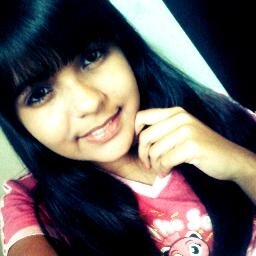 -apenas uma pequena menina com sonhos de uma grande mulher. vivendo num mundo surreal e estressante, tentando apenas ser feliz (:  ♪ ∿ * . '.♪♫