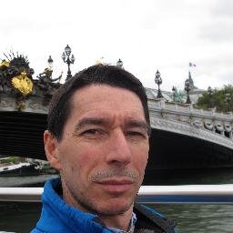 Junto al estanque me atrapó la ilusión
escuchando el lenguaje de las plantas
y he aprendido a esperar sin razón.Soy Metálico
en un jardin extraño