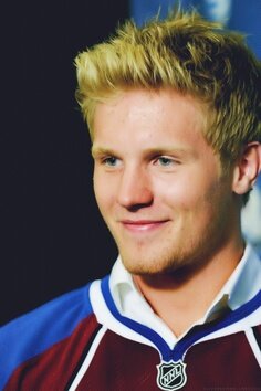 I love Gabriel Landeskog! My dream is to meet him one day or have him follow me!