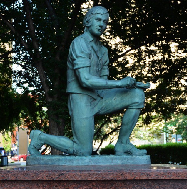 poet. crypto. statue.