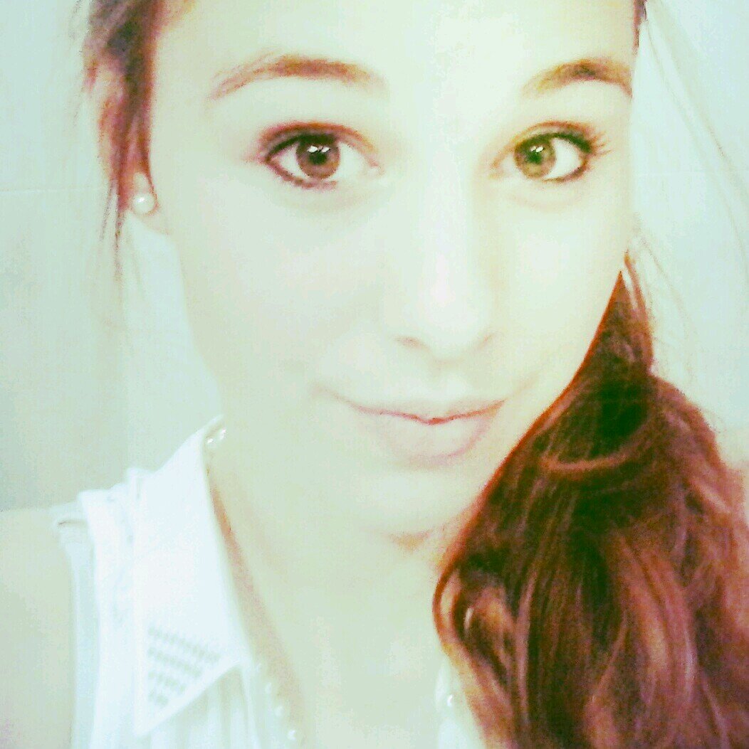 Enamorada de la vida y de sus ojos verdes.