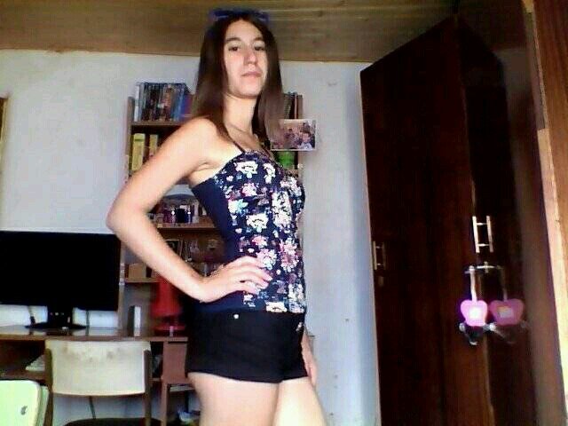 Me gusta salir de fiesta, estar con las amigas y muchas mas cosas jeje xd :) Coomonte siempre.