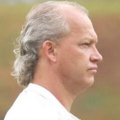 Mauro Ovelha. Treinador de futebol. Acredito que os cabeças pensantes de um time são o 3, o 4 e o 5. É um perfil fake. Contato: mauroovelha@gmail.com