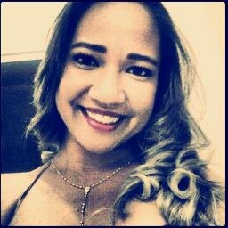 Mulher sem frescura sempre toma uma gelada. O assunto é futebol e ela tá atualizada. É estilosa tem um jeito irreverente.