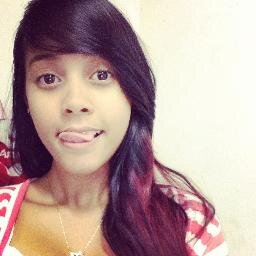 '   {...}    17 anos, estudante, sonhadora e futura pediatra. Com a cabeça erguida e mantendo a fé em Deus ♪.