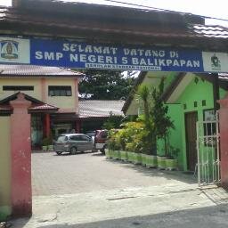 Yang masih sekolah atau yang sudah lulus ayo berbagi info kegiatan dan pengalaman kalian di sekolah ini...