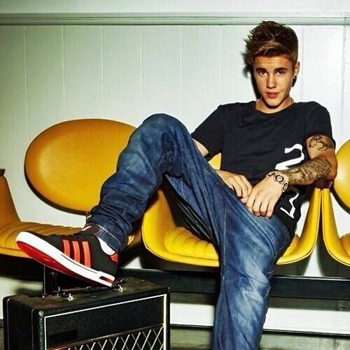 Pls Follow @HeyItsBrenny because I just gave you a free follow. Belieber / Directioner