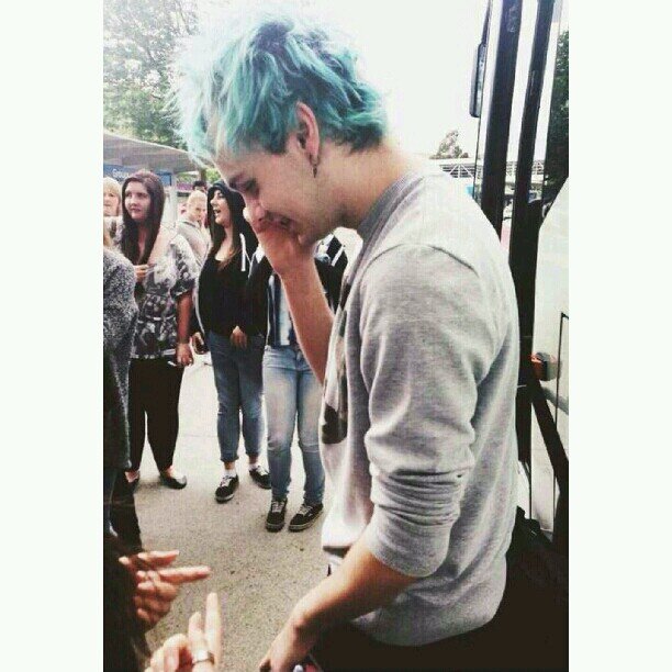 please follow @dominatemichael and ask for a follow back x