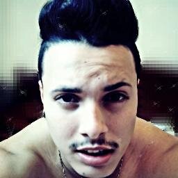 Sorria bonito, e deixe os outros quererem descobrir qual é o segredo que faz você rir.