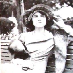 Nasci em Vila Viçosa em 8/12/1894 e dormi no dia e na hora dos meus 36 anos. Escrevi versos patetas, casei três vezes e o mano Apeles foi meu maior amor.