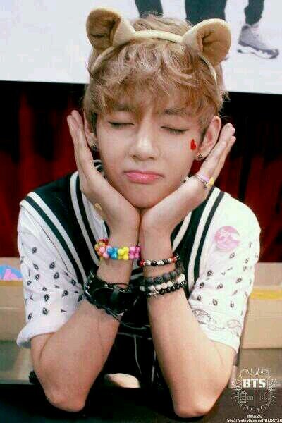 BTSWithCuteV's profile picture. 