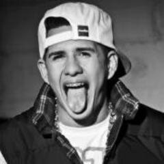 ele é lindo , ele é humilde , ele é PERFEITO , ele é um guerreiro , ele é meu ídolo @McRODOLFINHO ' te
amo” S2 , Criiado ~24/02/13 $PAZ