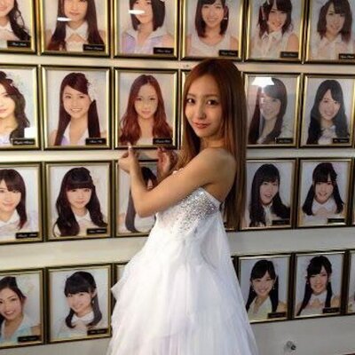 板野友美歌詞bot 10年後まで僕は待ってる 君がだれかと寄り道しても 友達のまま微笑みながら 華奢なその背中 この場所から見守ろう 10年後の君へ