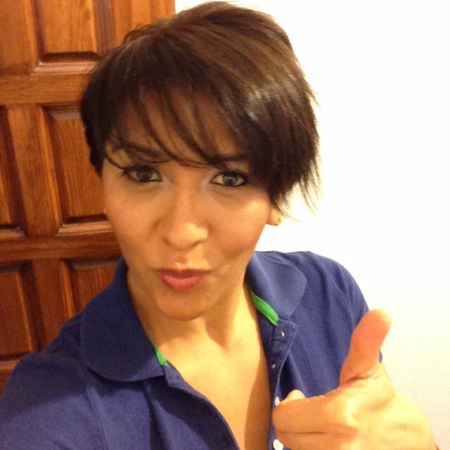 linda, alocada, sencilla, carismatica, buena amiga,divertida, siempre tomando las cosas con actitud, esaaa soy yooo!!!