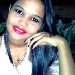 . A única verdade é que vivo. Sinceramente, eu vivo. Quem sou ? Bem, isso já é demais. - Clarice Lispector.