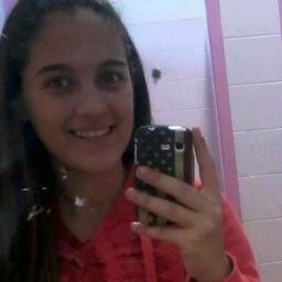 Amo sapatos,bolsas,esmaltes,cabelos, ballet,meus amigos(as),minha familia,..
