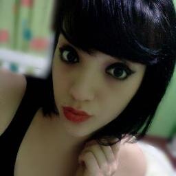 Sou impulsiva, dramática, exagerada, mas vivo com intensidade. Tenho paixão pelas coisas. E pelas pessoas. Sou movida pelo que sinto, pelo que vem de dentro. ^^