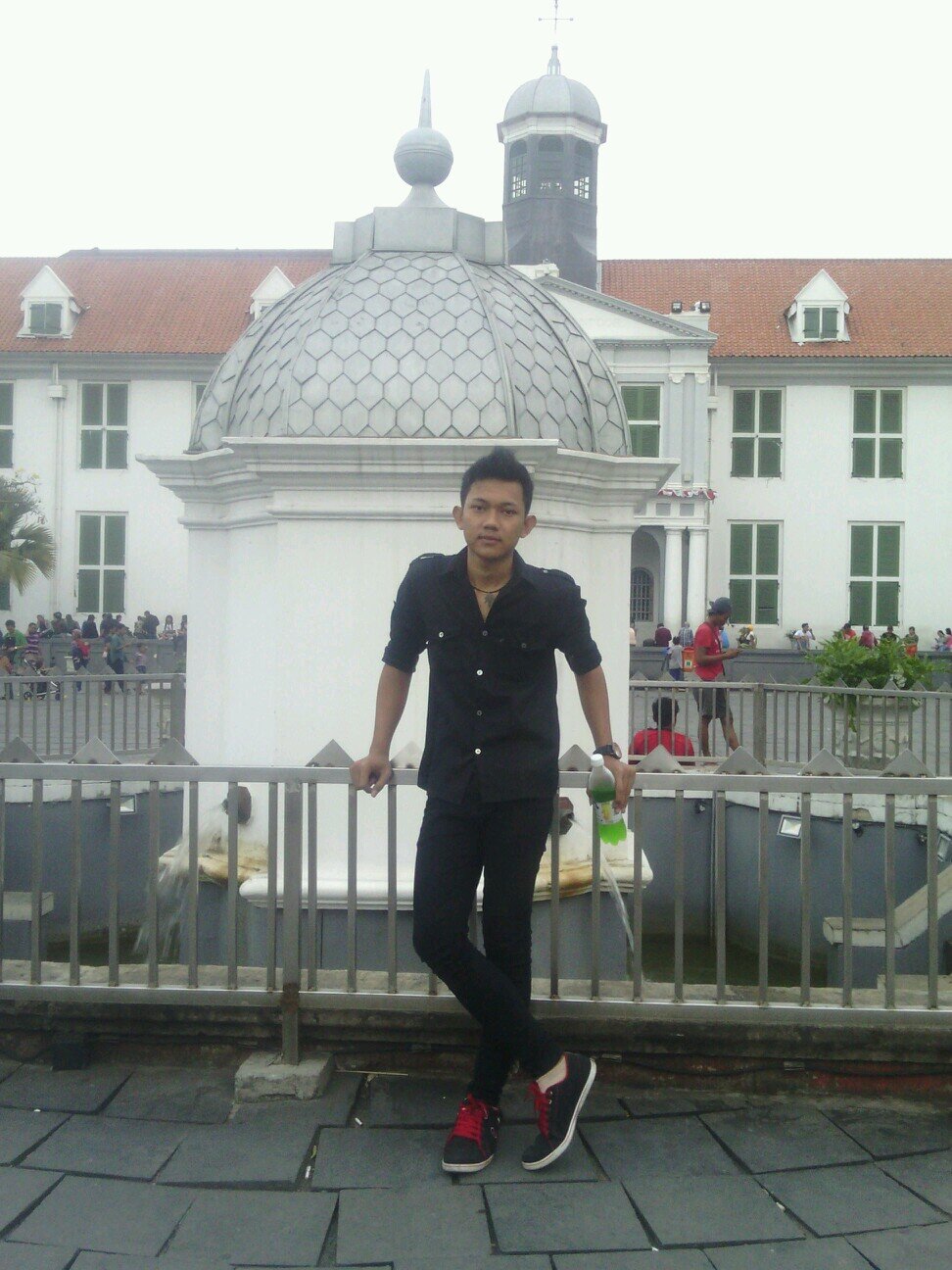 adhit orangnya jutek,aseek low udah knal, tapi egois orangnya? yg pasti cakepp :)