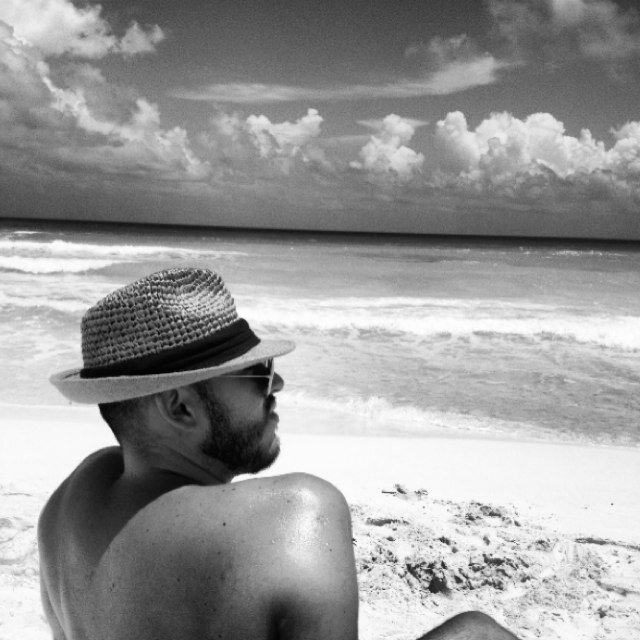 Actor , Shoes Fashion Designer and Creative Artist !!! I have to capture it and make dreams a reality ! Definirse es limitarse