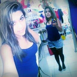 sou aquela que não segui padrões  que estrapola na hora  de se diverti  que ama além  do que se chama de amor sou a garota considerada diferente totalmente