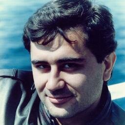 Εκπαιδευτικός Δευτεροβάθμιας Εκπαίδευσης. 
Ειδικότητα: Φυσικός
Σπουδές: Σχολή Θετικών Επιστημών Α.Π.Θ. 
Τμήμα: Φυσικής