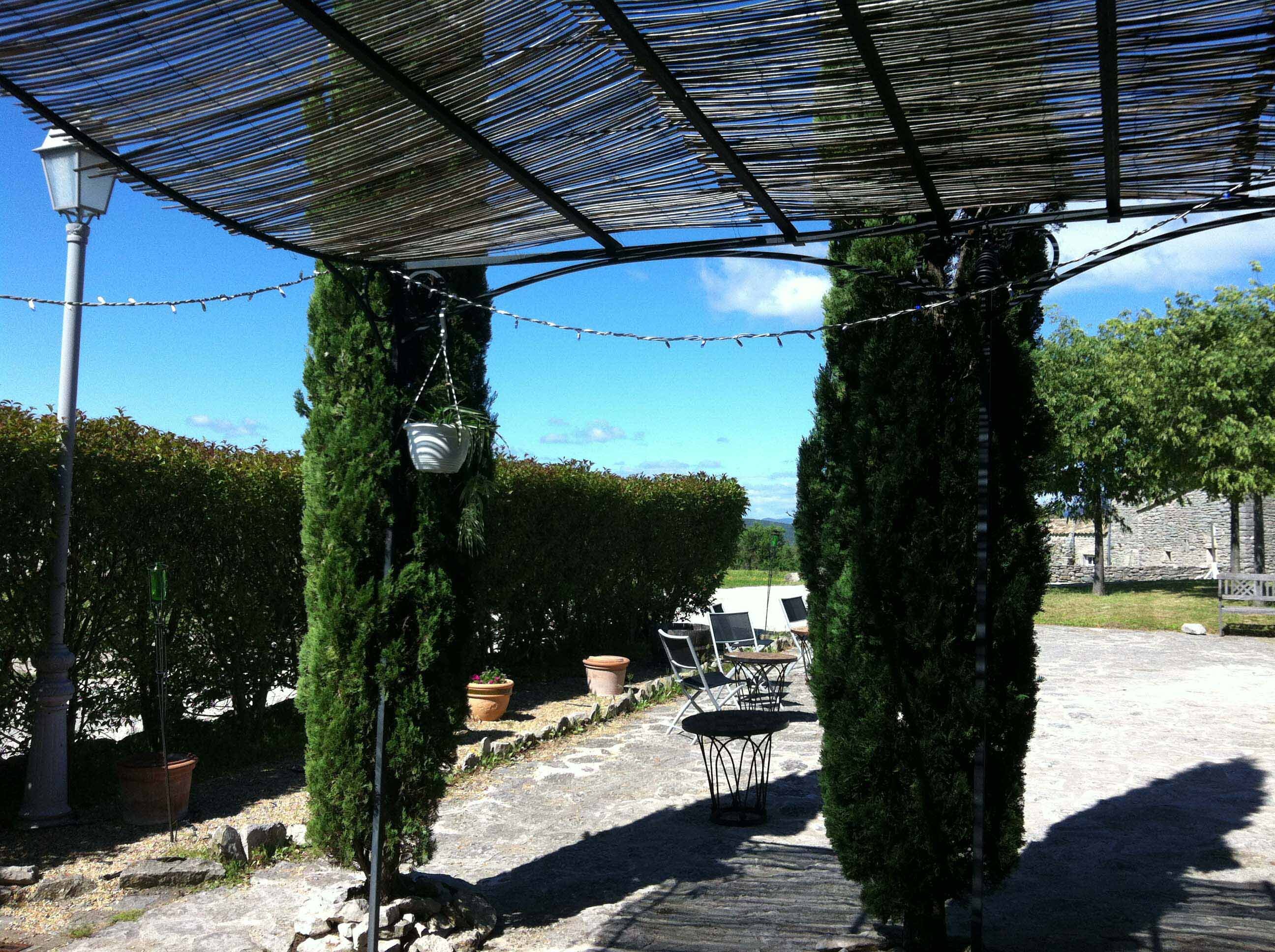 Au pied du Pic Saint Loup, un ancien Mas de maître verrier transformé en un lieu gastronomique 
exceptionnel.  
Gîtes et suites.
Manifestations artistiques.