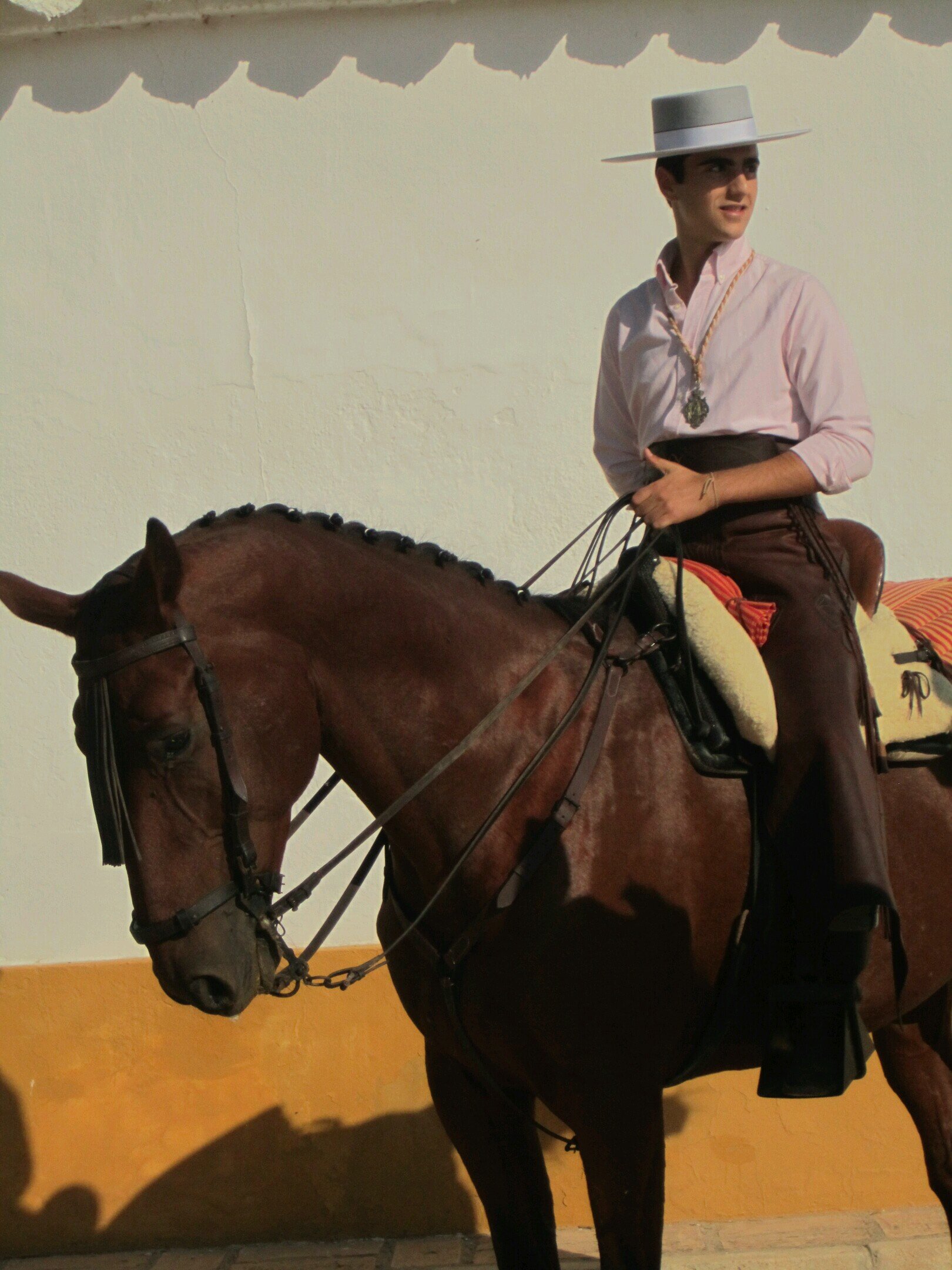 Chico bueno al que la gente no se arrepiente de conocer. Amante del futbol, los caballos y sobre todo muy amigo de mis amigos!  Merodeando por Sevilla:)