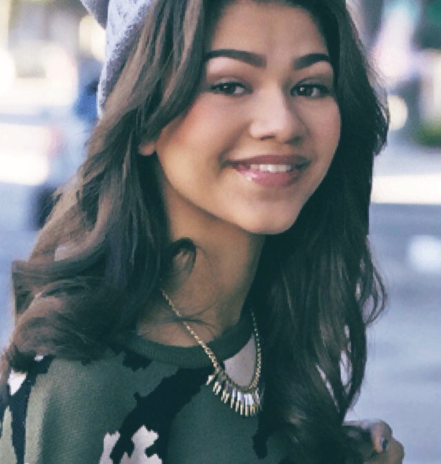 My name's Taylor (Tay) I love Daya!! She's my angel!!! I LOVE HER SO MUCH!!! @Zendaya my love, my heart, my world :)