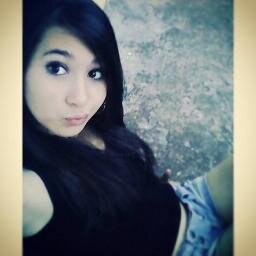 Debaixo da maquiagem e por trás desse meu sorriso, eu sou apenas uma menina que deseja o mundo.