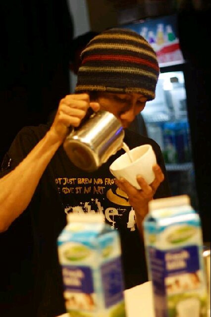 Tukang gambar latte art free pour #dragstyle. Founder @tangkalkopi. Bismillah Niat Fokus !