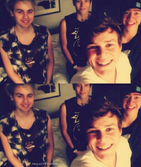 5SOS Family! Just 4 girls who love 5SOS follow our personals @BronnorLovin @Janaloves5sos @5SecondsOfZayn_ and @5secsofroom94 we love you :)