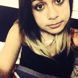 Ela é uma mulher menina
Que precisa urgentemente ser mais forte♪♫