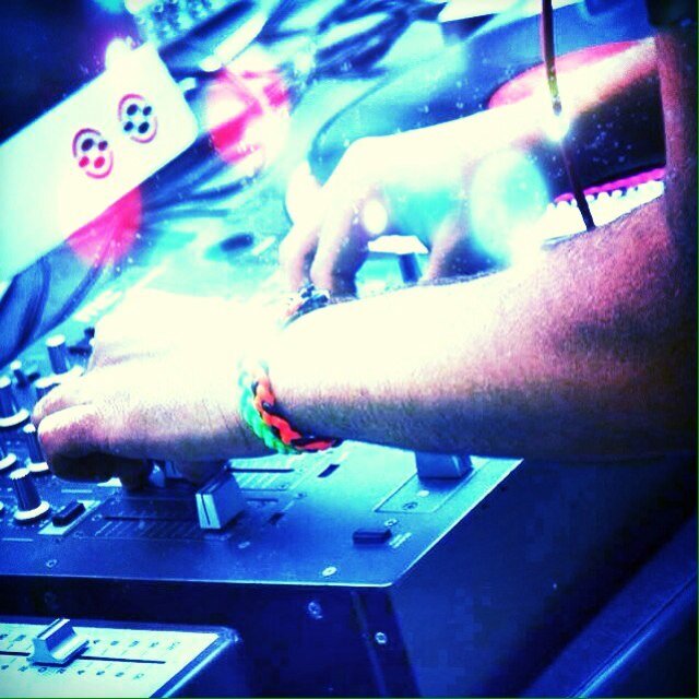 If you want listen good and hard music (electronic, house, dance, progresive, dubstep, hardstyle...) press the follow!