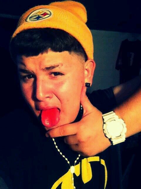senior year :) 2014. 17 years old . good guy love sports and i respect women!