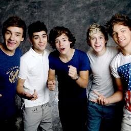 Hey there, if you are reading this, is bc you've got a free follow! please don't follow this account, follow me in @cuddlinglouis_ I'll follow you back! Xx