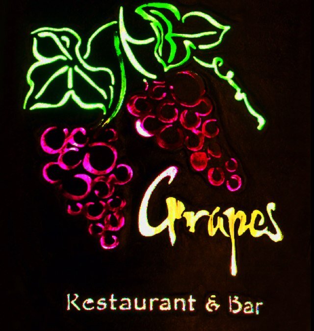 International cuisine in old city atmosphere set in the premises of one of the first buildings in the Casco Viejo. Original vaulted walls & a stunning blue bar!