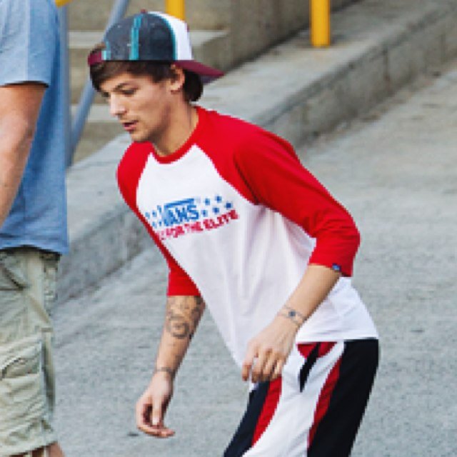 Follow @zouischuckle and @harolddsdimples bc they follow back :)