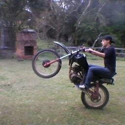 não ligo q me olhem da cabeça aos pés...pq nunca faram  minha cabeça e nunca chegarão aos meus pés     :)