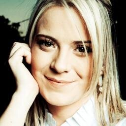Twitter dedicado aos que admiram a essa linda cantora que apenas nao só canta bem mas que adora a Deus com sua doce voz ....admiramos @marianavaladao